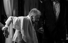 Rozpoczęły się zapisy na szczepienia przeciwko COVID-19 dla seniorów. Nie masz czym dojechać na szczepienie? Poproś o transport