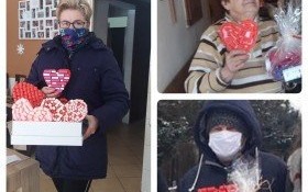Dla każdego coś miłego w dniu Świętego Walentego - wolontariusze z kęckiej „Trójki” z wizytą u Seniorów