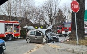 AKTUALIZACJA. Wypadek drogowy. Samochód uderzył w drzewo.