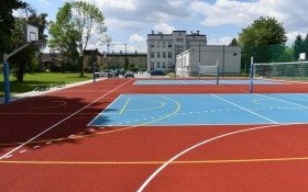 "Dąbrowska" z nowoczesnym kompleksem sportowym