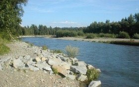 Apel radnych do wojewody - trzeba zmienić godziny zrzutu wody, bo fala zaskakuje plażowiczów