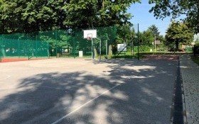 Rusza naprawa boiska do koszykówki na kęckich kortach