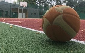 Boisko do koszykówki już po naprawie. Zapraszamy na „Korty”!