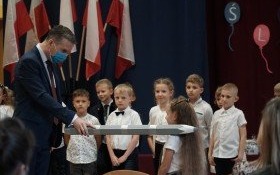 Ślubowanie pierwszoklasistów w szkole podstawowej w Nowej Wsi