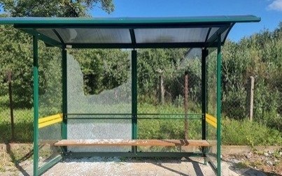 Kolejna wybita szyba w wiacie przystankowej. Koszty naprawy poniesie… Gmina!