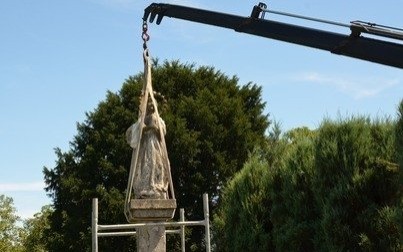 Kapliczka z figurą Madonny trafiła z ul. Mickiewicza wprost do warsztatu konserwatora