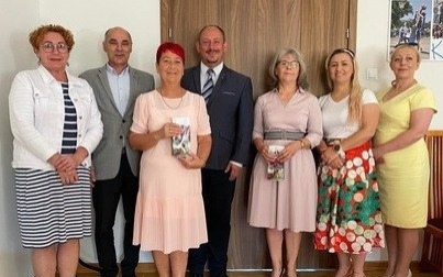 Gratulując pasji i wkładu w kształtowanie dzieci i młodzieży naszego miasta