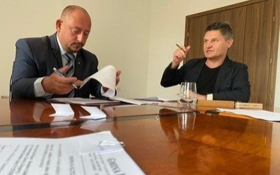 Burmistrz podpisał umowę na budowę boiska w Bielanach. Prace ruszą jeszcze w tym tygodniu