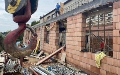 W Malcu widać już efekty pracy budowlańców – szkolne mury pną się do góry!