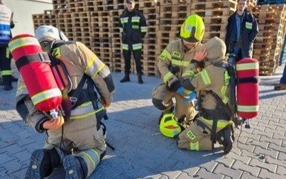 Jednostki OSP ćwiczyły ewakuację osób z płonącej hali magazynowej