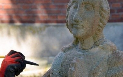 Konserwacja kapliczki słupowej z figurą Madonny: Prace przygotowawcze w toku