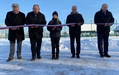 Oficjalne otwarcie boiska w Bielanach – gorące wydarzenie w mroźnej scenerii
