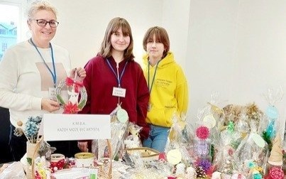 Wolontariusze z Trójki na kiermaszu Świątecznym