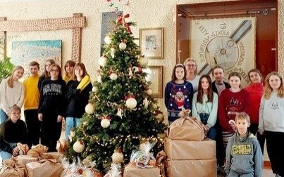 PACZKA ŚWIĄTECZNA - wolontariusze z kęckiej „Trójki” pamiętają o samotnych i potrzebujących