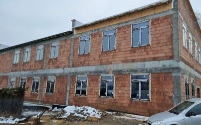 Budowa szkoły w Malcu wchodzi w ostatni etap. Dzieci opuściły już budynek, by mogła go przejąć ekipa remontowa