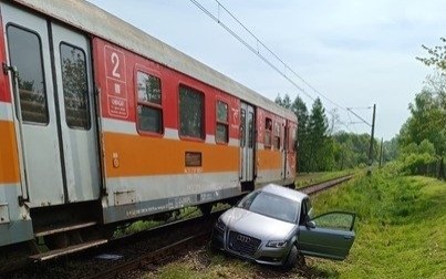 Kolizja na torowisku w Bulowicach. Zderzenie samochodu osobowego z pociągiem