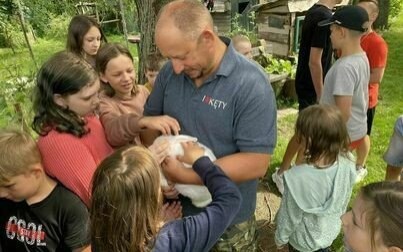 Dzieci ze świetlicy środowiskowej z wizytą w Zagrodzie Krzysztofa Jana Klęczara