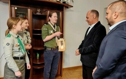 W kęckim magistracie rozbłysło Betlejemskie Światło Pokoju