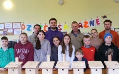 W Łękach budują budki lęgowe. To świetny pomysł na warsztaty w czasie ferii zimowych