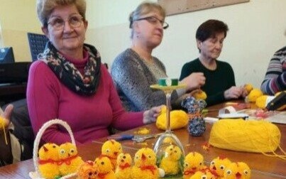 Łęki. Wielkanocny kurczaczek z włóczki - warsztaty w Klubie Seniora "Złoty Wiek"