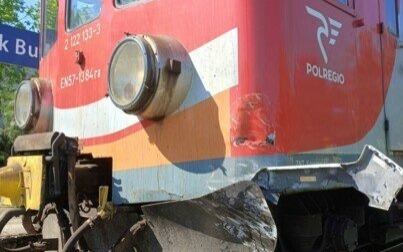 Kolizja na torowisku w Bulowicach. Samochód zderzył się z pociągiem!