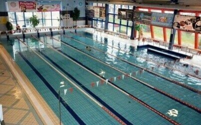 Obłożenie pływalni, rezerwacje torów i małego basenu w okresie wakacyjnym