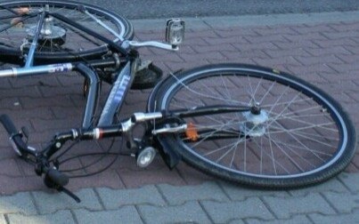 Wypadek drogowy rowerzysty. Poszukiwany kierowca i świadkowie zdarzenia