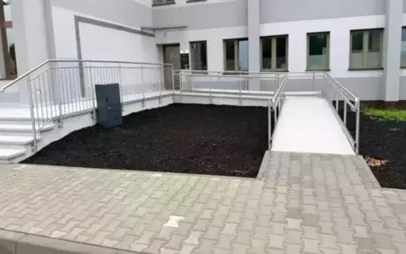 Nowe schody i podjazd – ważna inwestycja zrealizowana przy domu pogrzebowym