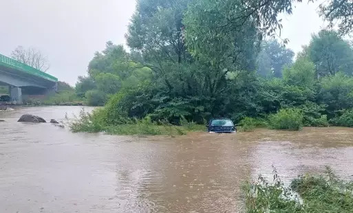Samochód w rzece Sole na wysokości Łęk - pilna interwencja służb
