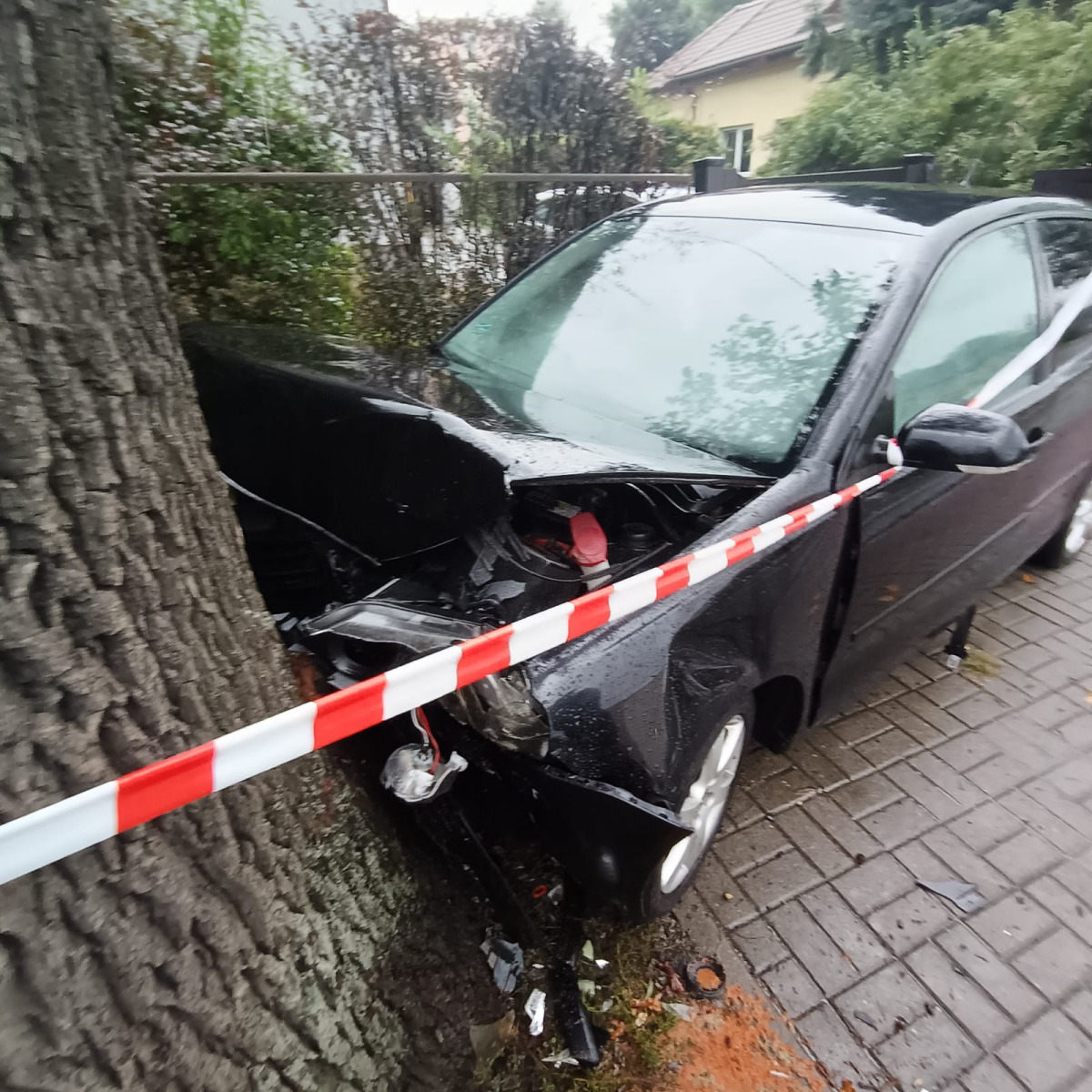 Samochodem osobowym uderzyła w drzewo – ZDJĘCIA!