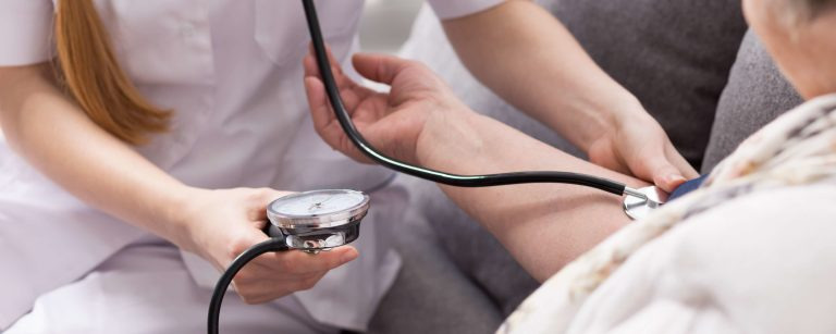 Złodziejka podająca się za pielęgniarkę, skradła seniorce kilkanaście tysięcy złotych