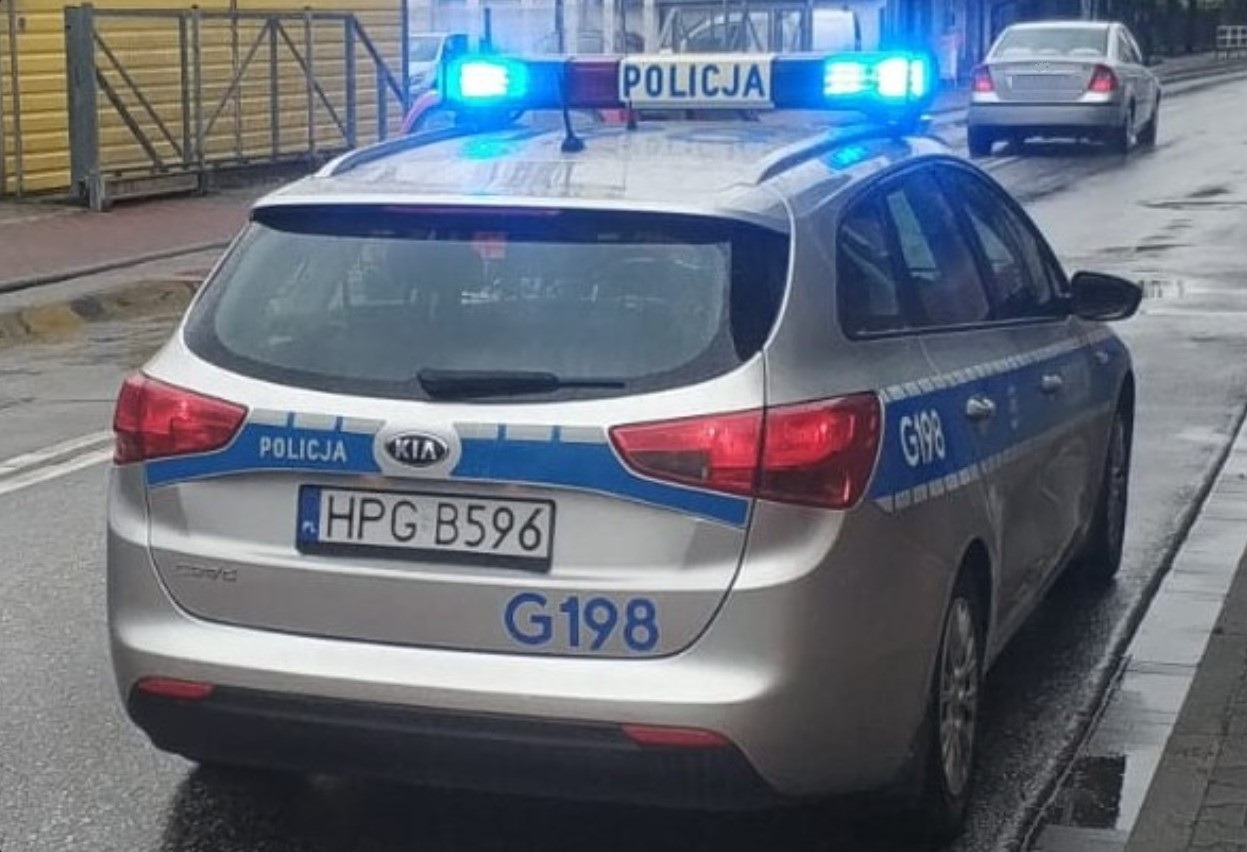 Policjanci drogówki udzielili pierwszej pomocy seniorce, która zasłabła na przystanku autobusowym