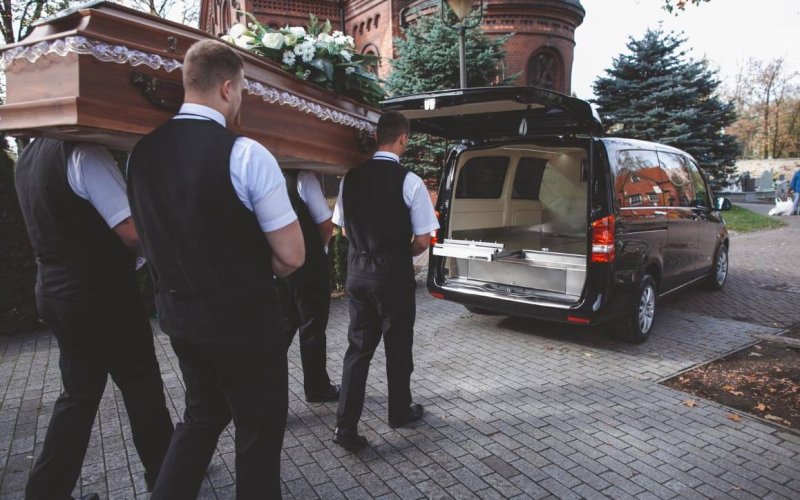 Jakie usługi oferuje zakład pogrzebowy podczas organizacji ceremonii?