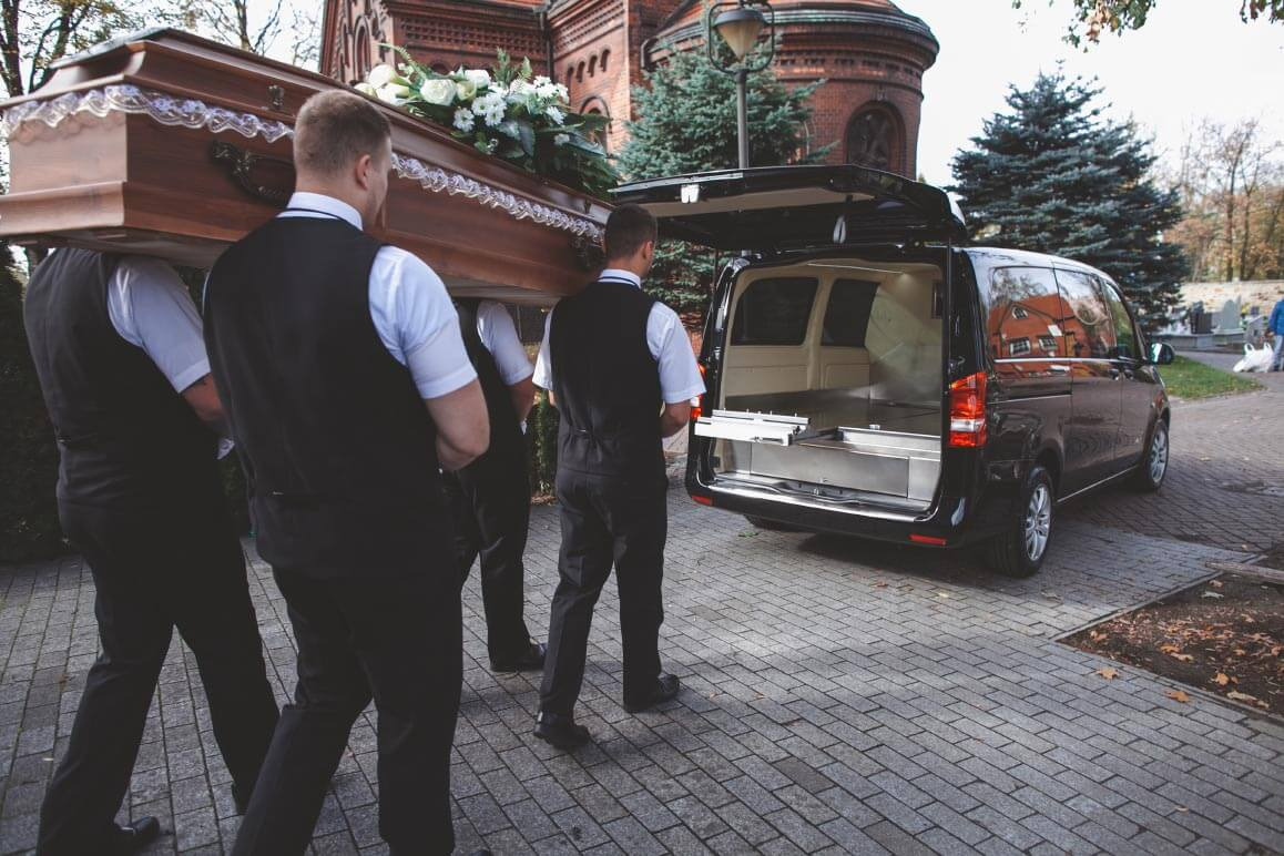 Jakie usługi oferuje zakład pogrzebowy podczas organizacji ceremonii?