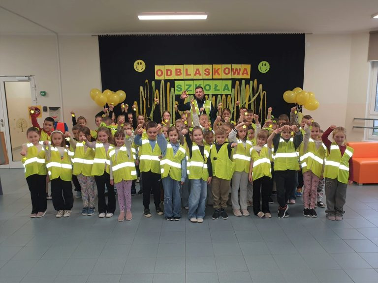 „Odblaskowa Szkoła”. Policyjna prelekcja o bezpieczeństwie i służbie policjanta na rzecz społeczeństwa