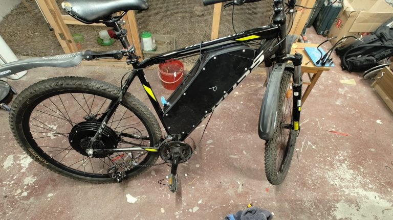 Policjanci poszukują złodzieja oraz skradzionego przez niego roweru elektrycznego