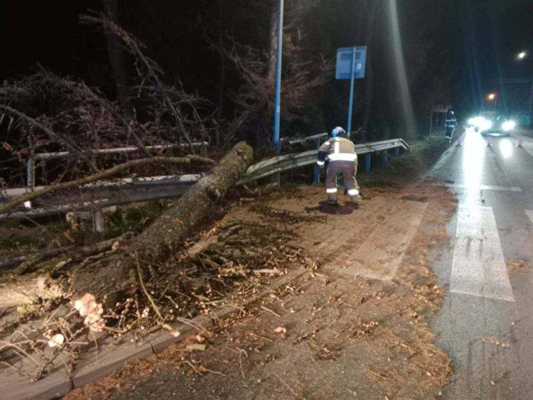 Przerwana Pasterka strażaków z Grojca. Nocna interwencja na DW 948