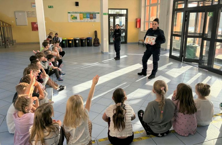 Policyjne prelekcje w szkołach, o bezpiecznym wypoczynku w trakcie ferii zimowych