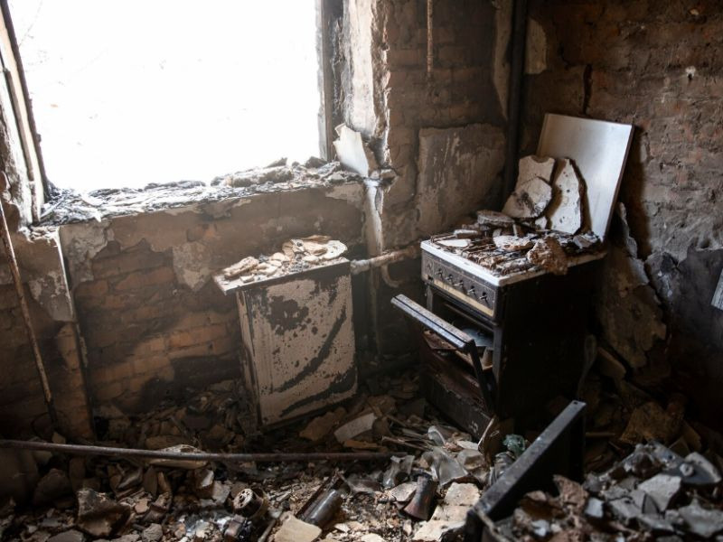 Toksyny w dymie i sadzy – dlaczego sprzątanie po pożarze wymaga środków ochrony osobistej?