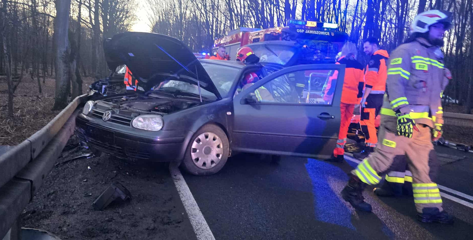 Poważny wypadek drogowy na DW949 w Jawiszowicach – ZDJĘCIA!