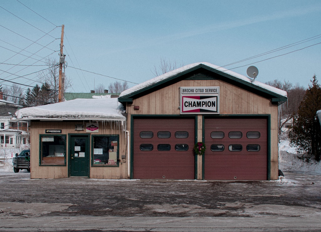 Garaż blaszany w zimie – czy wytrzyma śnieg i mróz?