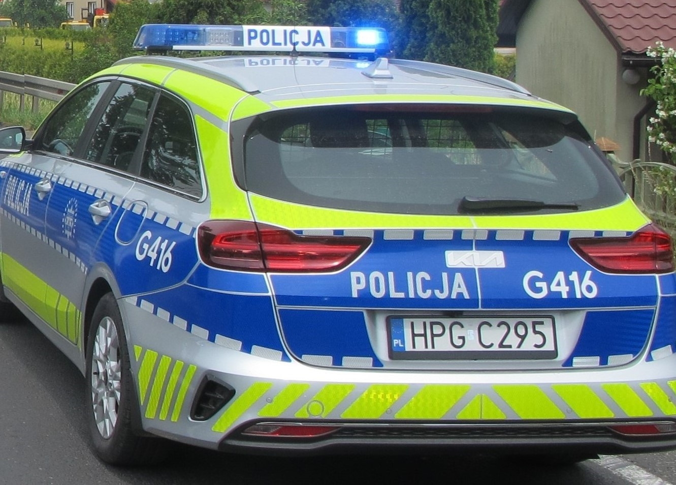 Kierowca zatrzymał się na ulicy. Jest podejrzewany o jazdę samochodem pod wpływem narkotyków oraz leków psychotropowych