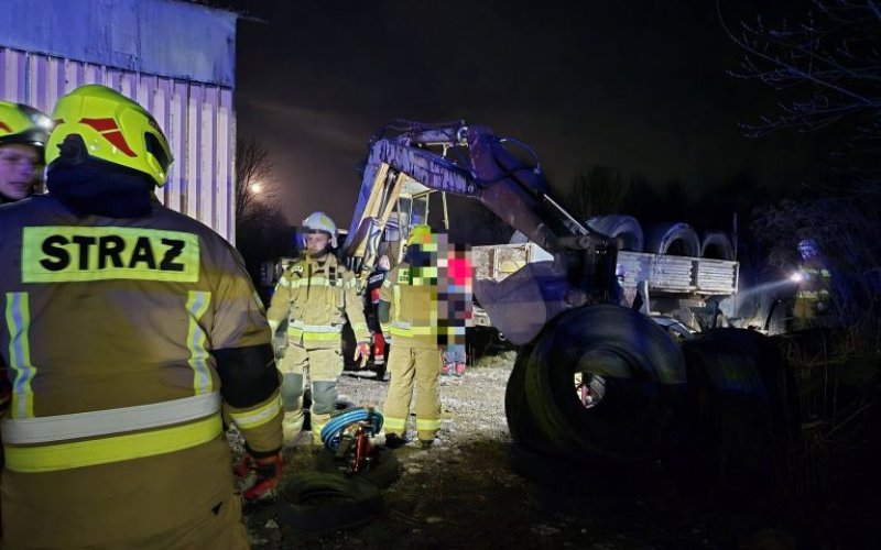 Tragiczny wypadek podczas naprawy koparki – nie żyje 69-latek