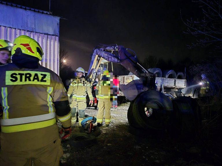 Tragiczny wypadek podczas naprawy koparki – nie żyje 69-latek