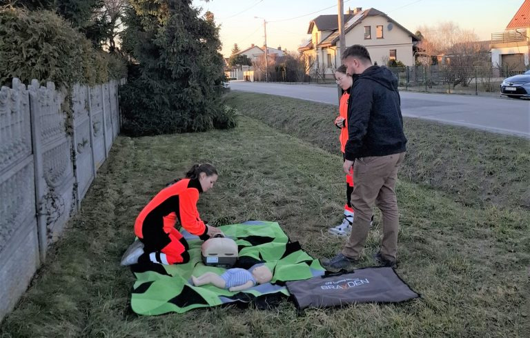 Lekcja udzielania pierwszej pomocy, edukacyjnym prezentem dla kierujących, z okazji Dnia Kobiet i Dnia Mężczyzn
