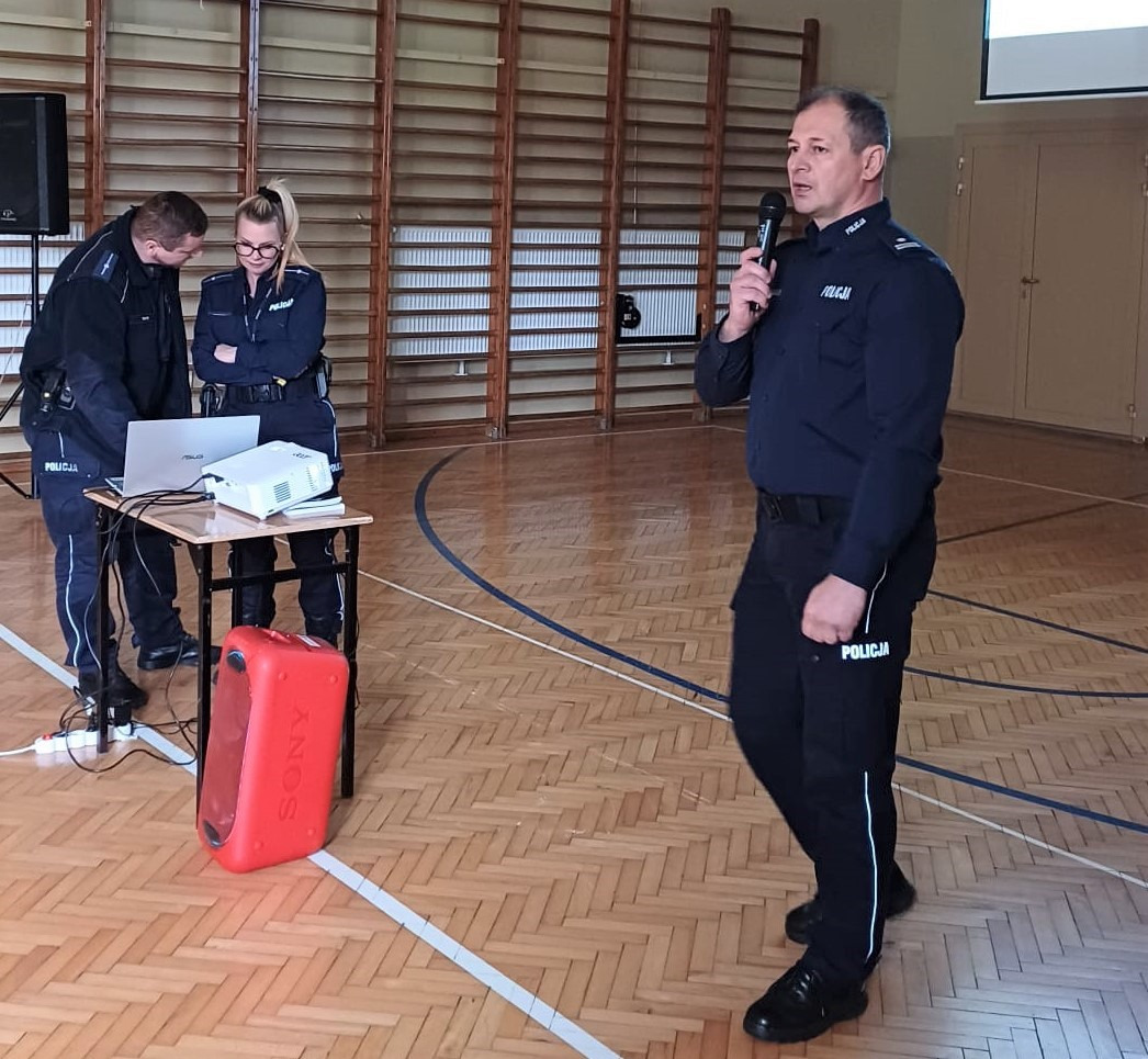 Komendanci Komisariatu Policji w Kętach spotkali się z maturzystami z PZ nr 9 w Kętach