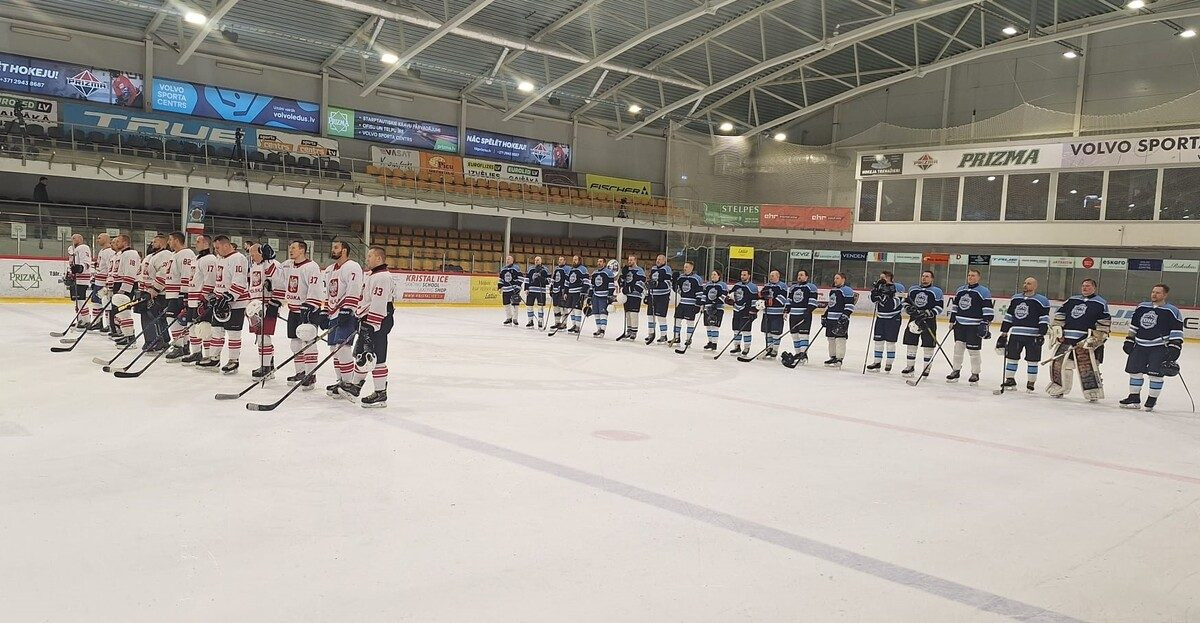 Trzej oświęcimscy policjanci w policyjnej drużynie hokejowej na Mistrzostwach Świata Policjantów