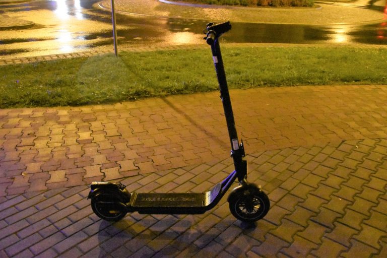 Nocna przejażdżka hulajnogą zakończyła się interwencją policji. 50-latek był nietrzeźwy