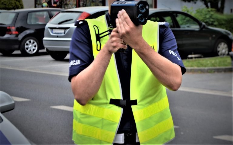 18-latek pędził BMW 104 km/h przez Oświęcim. Stracił prawo jazdy zaledwie kilka miesięcy po jego zdobyciu