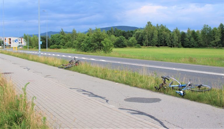 Zderzenie rowerzysty z rowerzystką na ścieżce rowerowej w Kętach. Jedna osoba trafiła do szpitala